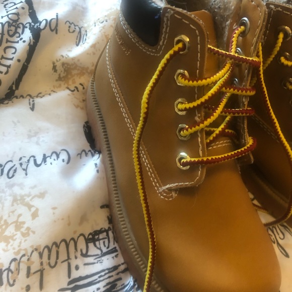 Boys waterproof winter boots still in good condition open to offers - Picture 2 of 6